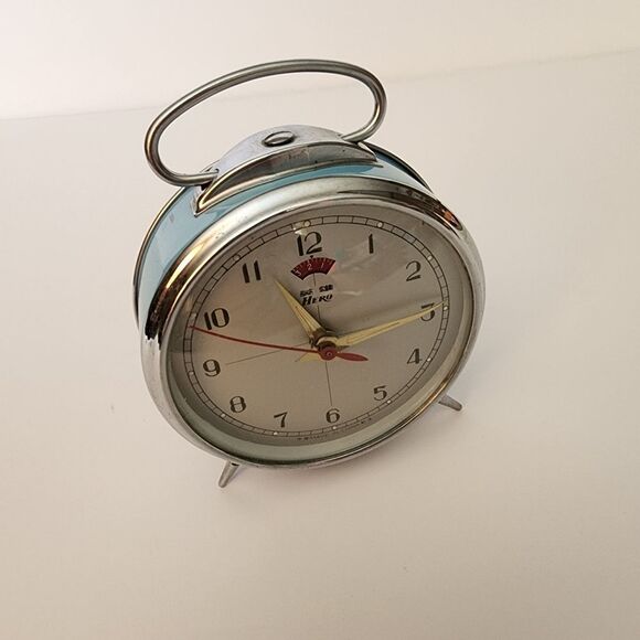 Hero Vintage Inspired Wind Up Metal Table Top Alarm Clock - Picture 3 of 8